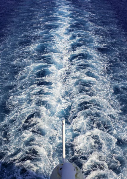 Yolcu Gemisinin Arkasındaki Yüzeyinde — Stok fotoğraf