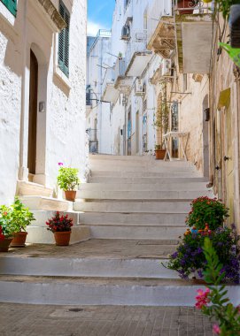 Güneşli bir yaz gününde Ostuni 'de manzara, Apulia (Puglia), güney İtalya.