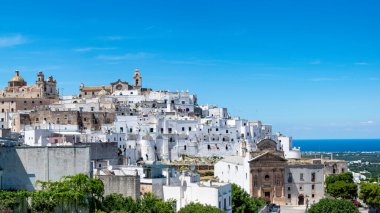 Günbatımında Ostuni beyaz kasabası ufuk çizgisi Brindisi, Apulia güney İtalya. Avrupa.