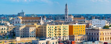 Bari limanına demir atmış bir yolcu gemisinin güvertesinden şehir manzarası.