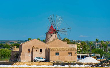 Imbarcadero Salina Infersa. Turistleri Mozia, Sicilya 'ya taşıyan feribota bindiğiniz yer..