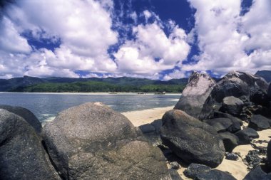 palmiye ağaçlarında yuvarlak Adası, Ste Anne deniz Milli Park, Mahe, Seyşel Adaları ile tropikal plaj