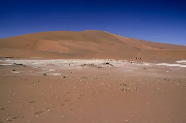 Tourists Dunes Deadvlei Namib Desert Africa Namibia Hardap Namib Naukluft — Stock Photo, Image