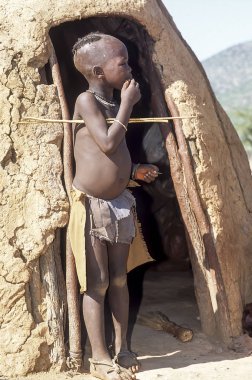 May 15, 2005. kimliği belirsiz himba çocuk geleneksel kulübede Epupa Falls, Kaokoland veya il Kunene, Namibia, Afrika