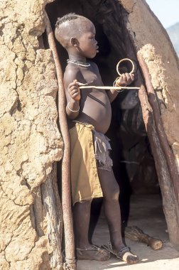 May 15, 2005. kimliği belirsiz himba çocuk geleneksel kulübede Epupa Falls, Kaokoland veya il Kunene, Namibia, Afrika