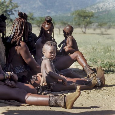 May 15, 2005. Himba kadınları tanımlamak değil ve çocukları ile geleneksel saç modeli, kolye ve tipik koyu sarı deri. Epupa Falls, Kaokoland veya il Kunene, Namibia, Afrika