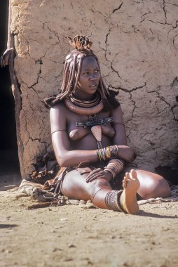 May 15, 2005. geleneksel saç modeli, kolye ve tipik hardal renkli deri ile belirsiz bir Himba kadın portresi. Epupa Falls, Kaokoland veya il Kunene, Namibia, Afrika