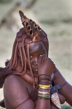 May 15, 2005. geleneksel saç modeli, kolye ve tipik hardal renkli deri ile belirsiz bir Himba kadın portresi. Epupa Falls, Kaokoland veya il Kunene, Namibia, Afrika