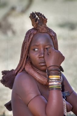 May 15, 2005. geleneksel saç modeli, kolye ve tipik hardal renkli deri ile belirsiz bir Himba kadın portresi. Epupa Falls, Kaokoland veya il Kunene, Namibia, Afrika