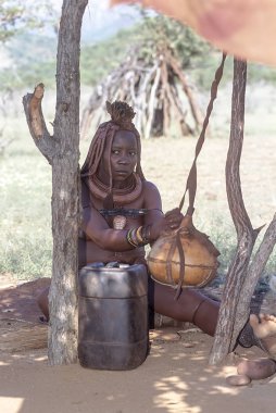 May 15, 2005. geleneksel saç modeli, kolye ve tipik hardal renkli deri ile belirsiz bir Himba kadın portresi. Epupa Falls, Kaokoland veya il Kunene, Namibia, Afrika