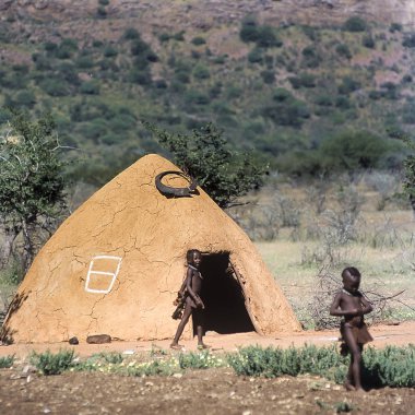 Mayıs 15, 2005.Himba köyü. kimliği belirsiz Himba çocuk. Epupa Falls, Kaokoland veya il Kunene, Namibia, Afrika