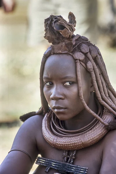 May 15, 2005. geleneksel saç modeli, kolye ve tipik hardal renkli deri ile belirsiz bir Himba kadın portresi. Epupa Falls, Kaokoland veya il Kunene, Namibia, Afrika