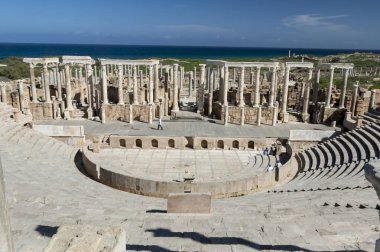 Sit alanı Leptis Magna, Libya - 10/30/2006: turist olarak antik Roma şehir Leptis Magna Antik Tiyatrosu'nda