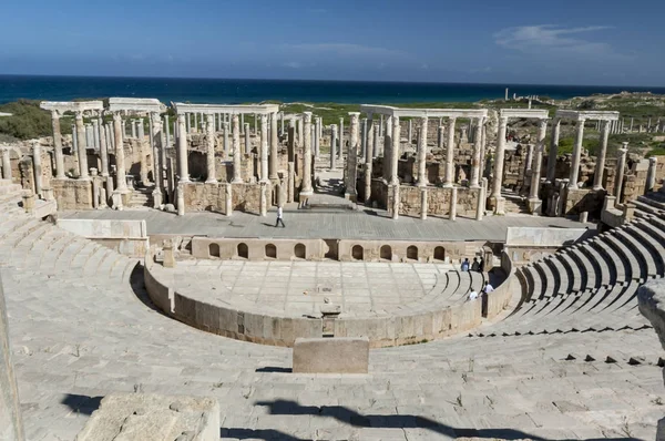 Sit alanı Leptis Magna, Libya - 10/30/2006: turist olarak antik Roma şehir Leptis Magna Antik Tiyatrosu'nda