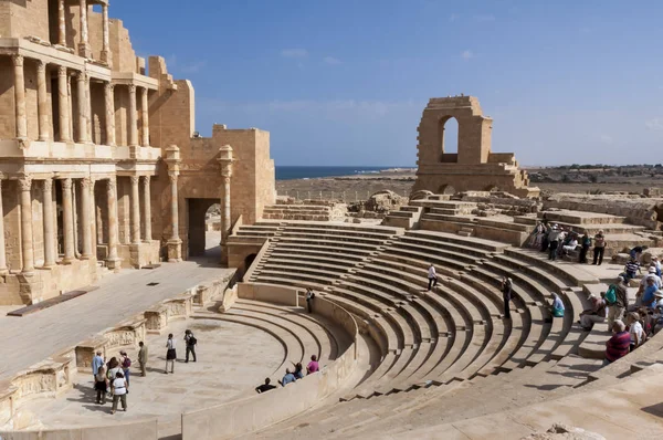 Arkeologiska Platsen Sabratha Libyen 2006 Turister Theatren Den Gamla Feniciska — Stockfoto