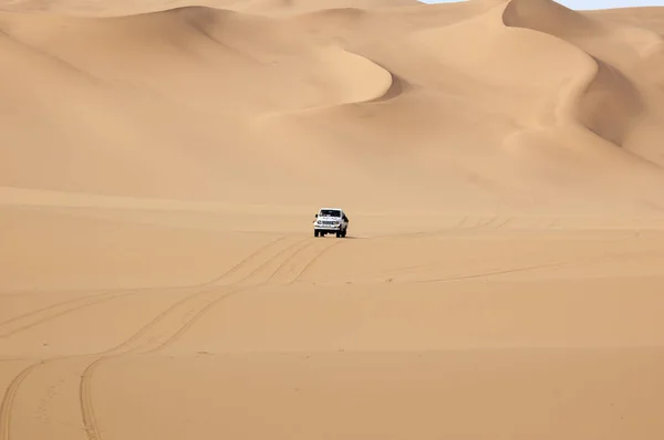Внедорожник в песчаной пустыне — стоковое фото