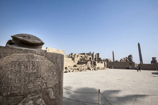 Luxor, Mısır - 15 Nisan 2008: Amun Tapınağı Karnak kompleks, Luxor, Mısır içinde gelen turist
