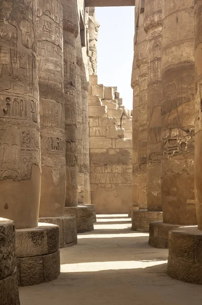 Luxor, Mısır - 15 Nisan 2008: Büyük Hipostil salon Amun Tapınağı Karnak, Luxor, Mısır'ın
