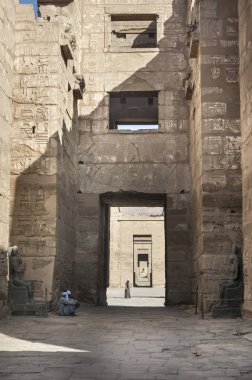 Luxor, Mısır - 16 Nisan 2008: Mezar Tapınağı ve Ramses II Medinet Habu, Luxor, Mısır sit alanı içinde