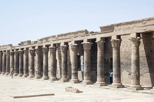 Asuán Egipto Abril 2008 Turistas Visitan Templo Philae Cerca Presa —  Fotos de Stock