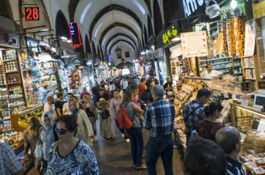 Baharat pazarında turistler