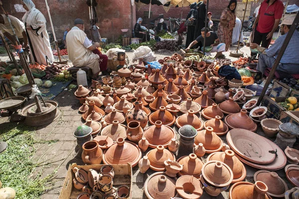 Tajins marroquinos utensílios de cozinha de cerâmica no mercado de Marraquexe, Marrocos — Fotografia de Stock