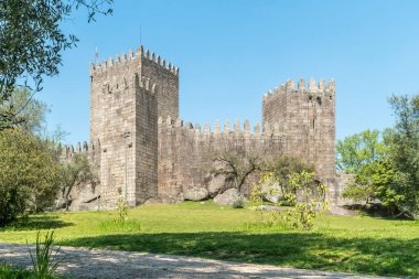 Guimaraes, Portekiz - Nisan 2018 yaklaşık: Ortaçağ Kalesi Guimaraes City, Portekiz'in Norte bölge