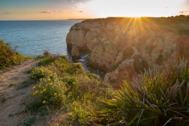 Günbatımı kayalıklarla ve Atlantik Okyanusu, Lagos, Algarve, Portekiz tarafından plajları üzerinde