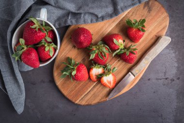 Red berry çilek eski beton zemin üzerine seramik kupalar içinde. Taze hasat çilek kökenli