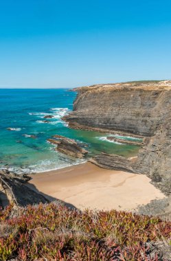 Portekiz, Alentejo 'da Praia do Cavaleiro' da kayalıklı plaj