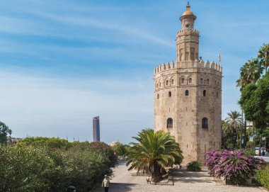 Sevilla, İspanya - Ekim 2017 yaklaşık: Altın Kule ya da Torre del Oro boyunca Guadalquivir Nehri, Sevilla, Endülüs, İspanya.