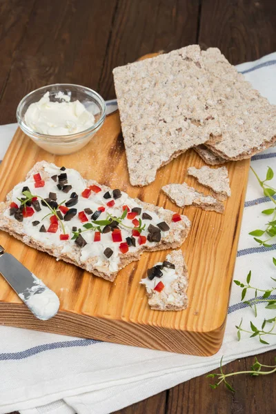 Peynir, kırmızı biber, zeytin ve kekik ile meze tost. Ahşap masa üzerinde sağlıklı gıda, vegan veya diyet beslenme kavramı