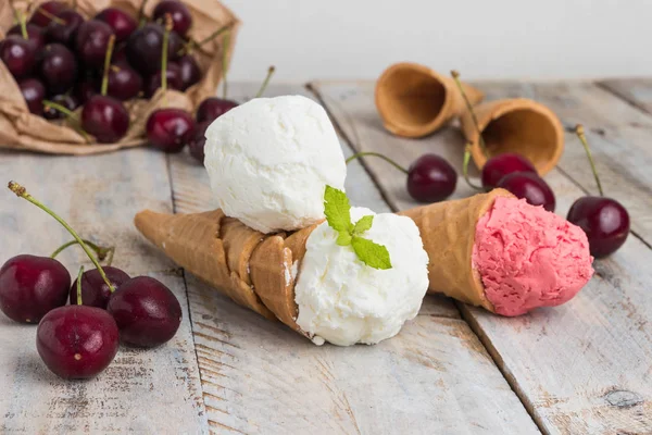 Traditionelle Waffelkegel Für Eis Auf Dem Holztisch Kirscheis Und Frische — Stockfoto