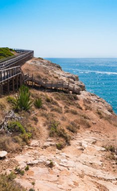 Güzel Carvoeiro beach cliff ve kaya oluşumu Algarve bölgesi Portekiz ile ahşap geçit.