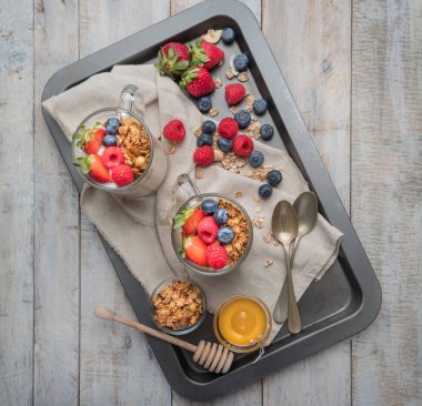 Ev yapımı granola, taze meyve ve yoğurt kahvaltı parfe