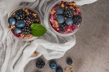 Böğürtlenli Chia pudingi ve yaban mersini püresi ve granola..