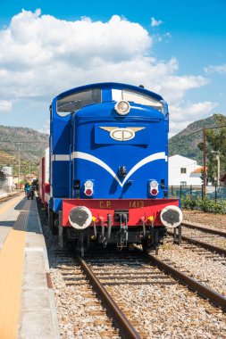 Tua, Portekiz - 08 Temmuz 2017: Tua'nın tren istasyonu tarihi trende. Tren Haziran ve Ekim arasında çalışan Douro Nehri'nin kıyısında