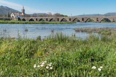 Santo Antonio da Torre Velha Kilisesi Ponte de Lima, Portekiz 'deki Roma köprüsü ile