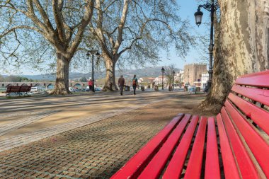Ponte De Lima, Portekiz - Nisan 2018 yaklaşık: Alameda dos Platanos Lima nehir boyunca ağaç yürüyüş.