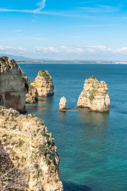 Lagos, Algarve, Portekiz 'deki Ponta da Piedade' deki deniz fenerine bakın..