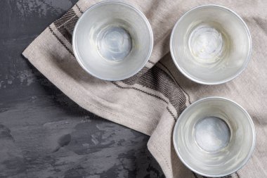 Formları pişirme üstten görünüm tereyağı ile bulaşmış.