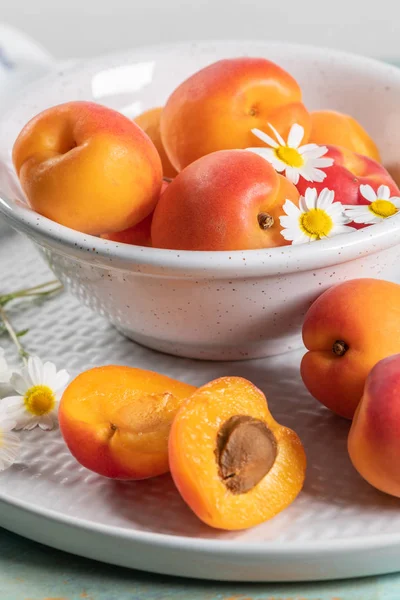 Delicious Ripe Apricots Bowl Wooden Table Close Apricots Daisy Flowers — Stock Photo, Image