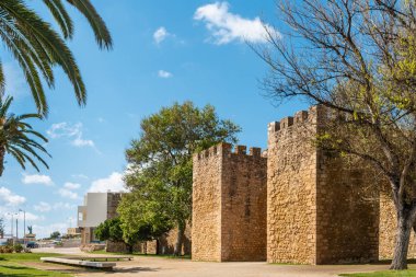 Lagos, Portekiz - Mayıs 2018 yaklaşık: Görünüm giriş Arch palmiye ağaçları ön plan, Lagos, Algarve, Portekiz ile valilerin kale (Castelo dos Governadores)