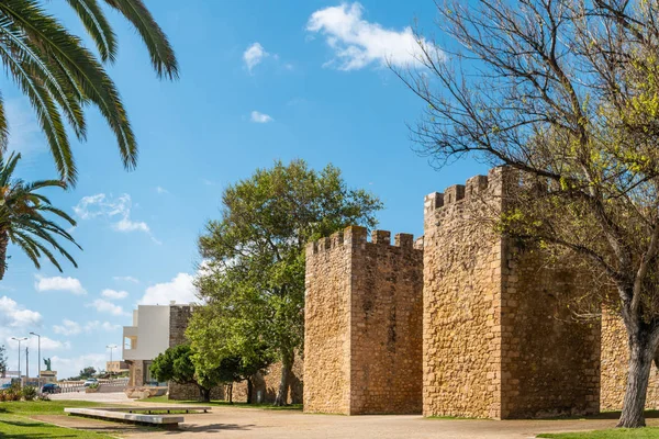 Lagos, Portekiz - Mayıs 2018 yaklaşık: Görünüm giriş Arch palmiye ağaçları ön plan, Lagos, Algarve, Portekiz ile valilerin kale (Castelo dos Governadores)