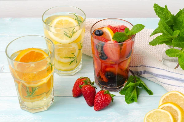 Frutta Disintossicata Infusa Acqua Aromatizzata Rinfrescante Cocktail Estivo Fatto Casa — Foto Stock