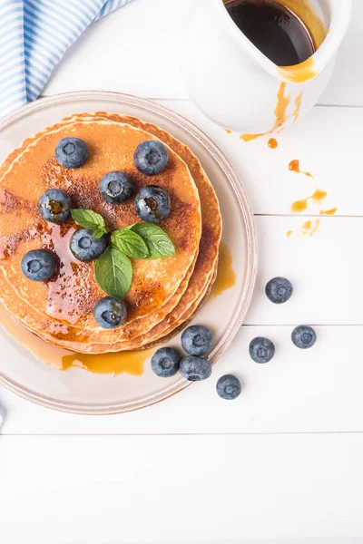 Taze yaban mersini ve karamel şurup ile krep yığını. Üstten Görünüm