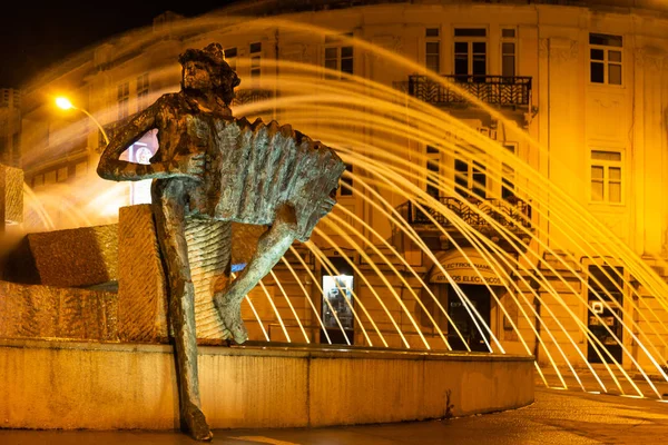 Loule, Portekiz - Mayıs 2018 yaklaşık: Eski kasaba Loule Algarve Portekiz Avrupa'nın, geceleri su çeşme