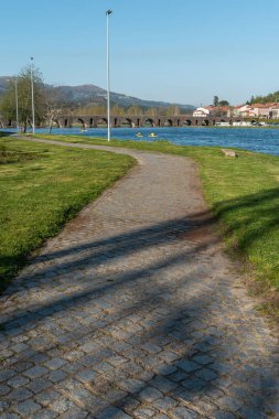 Ponte De Lima, Portekiz - Nisan 2018 yaklaşık: Camino de Santiago Rio Lima Ponte de Lima geçiş Roma köprüsü