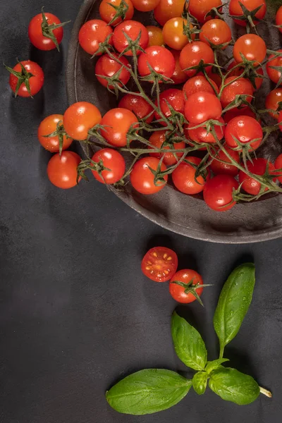 Small Red Cherry Tomatoes Rustic Background Cherry Tomatoes Vine Witb — Stock Photo, Image