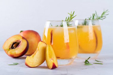 Cam ev yapımı şeftali suyu buz küpleri ve biberiye yaprakları